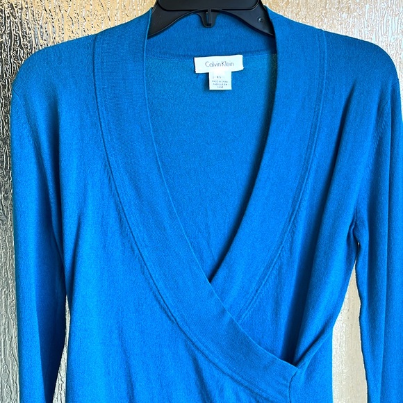 Calvin Klein XS cross over v neck blue sweater - Picture 3 of 4